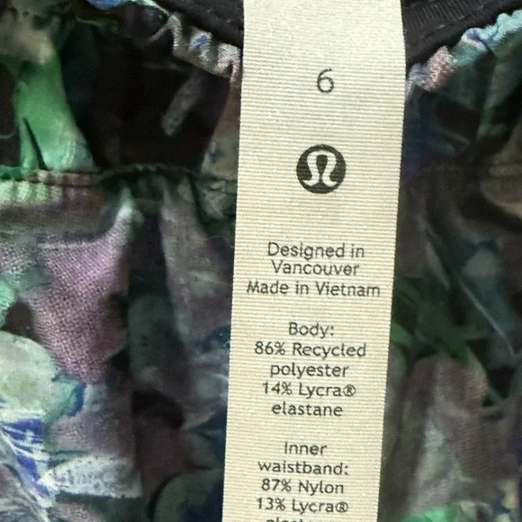 Women’s Lululemon High Waisted Running Shorts! ! Size 6! - Picture 6 of 7